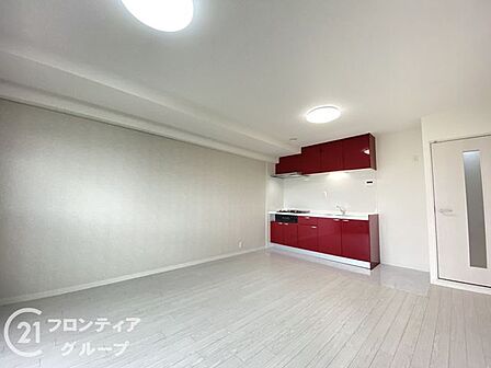 バルコニーから光が差し込むリビングです。暖かい空間で家族団らんをお楽しみください。