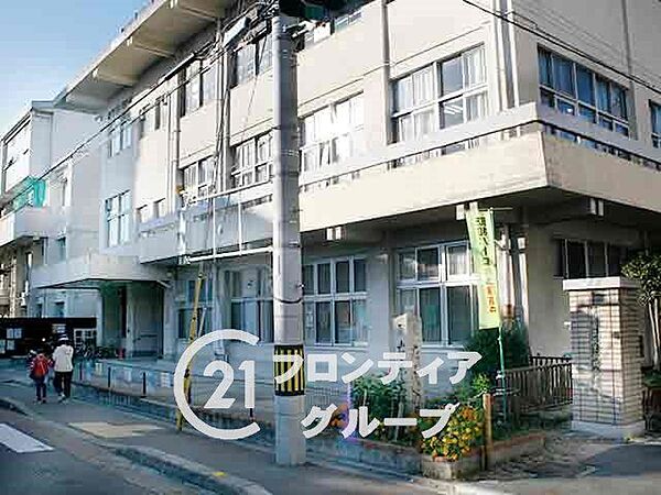 京都市立伏見板橋小学校 徒歩11分。 820m