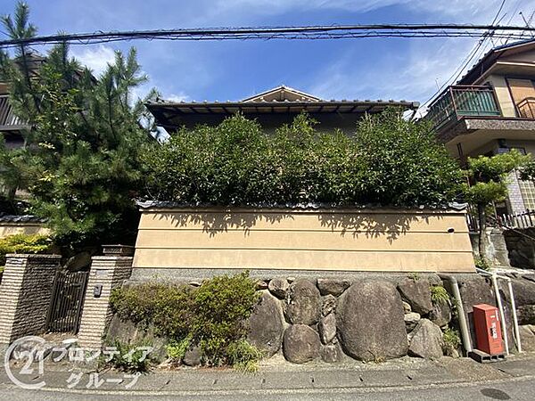 周辺の緑豊かな自然環境と美しく調和する落ち着いた佇まいですね！ゆとりある敷地が生み出す開放的な空間が心地よい住環境としての魅力を存分に引き立てます