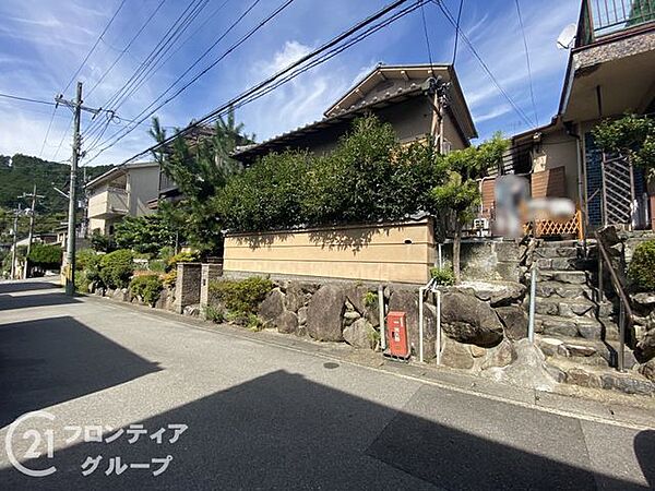 すっきりと整備されたアスファルトの前面道路と周囲の豊かな緑が調和する心地よいロケーションですね！視界が開けた開放感あふれる空間が毎日のお出かけや帰宅時の気分を爽やかにしてくれます