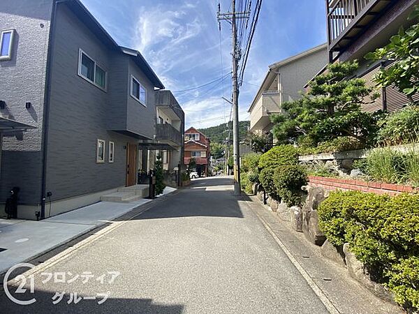 閑静な住宅街の中にありながら明るく開放的な雰囲気が漂う前面道路と周辺の風景ですね！毎日の通勤やお散歩のたびに四季折々の自然の美しさを感じられる心地よいロケーションです