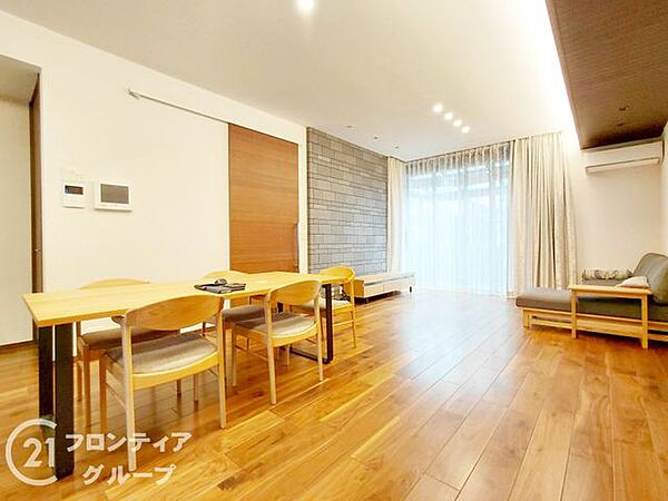 リビングは、広々とした空間で、家族や友人との時間を楽しむのにぴったりです。快適な居住空間を提供します。