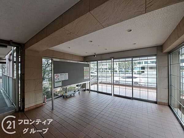 大きなガラス窓から豊かな自然光が差し込む明るく開放的なロビー空間が広がります！外の景色を眺めながらゆったりとした時間を過ごせる心地よい共用スペースです