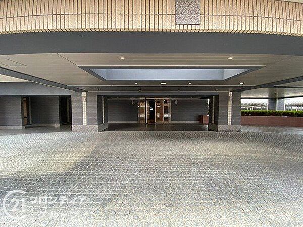 透明感のあるガラス扉が開放感を演出する、洗練された雰囲気のエントランスです！毎朝の出発も気持ちよくポジティブな気分で一日をスタートできそうです