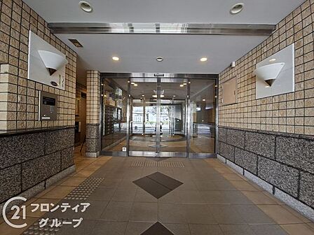 落ち着いた雰囲気のエントランスは、訪れる人に心安らぐ空間を提供し、温かく迎えてくれます!