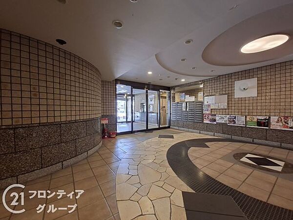 シンプルなロビーですが、住む人にとって居心地の良い空間を提供します