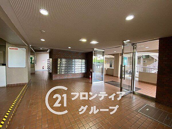 広々とした空間に柔らかな光が満ちる心地よいロビーですね！美しいフローリングと落ち着いた色合いが上質な寛ぎのひとときを生み出します