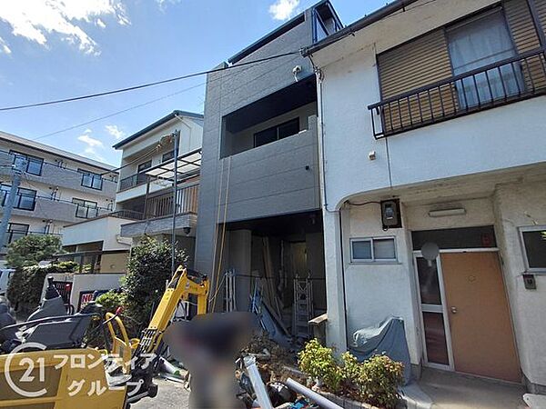 周辺は交通量も落ち着いた穏やかで静かな前面道路の佇まいです！小学校徒歩10分以内の安心感あふれる通学路としても心強い環境ですね