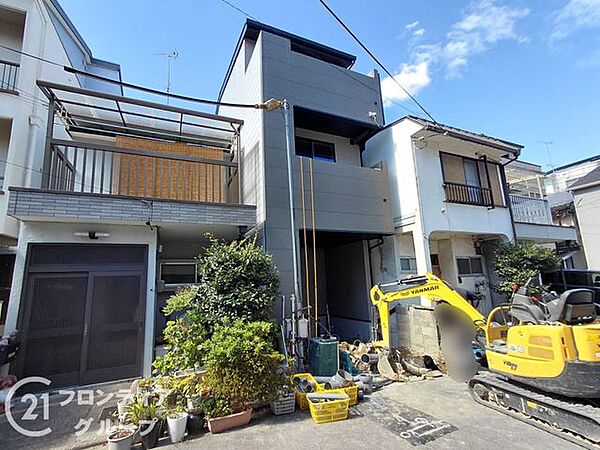 ご家族の送り迎えや大切なお車の駐車に便利なゆとりのスペース！前道6m以上を活かしたスムーズなアクセスで安心の毎日が送れます