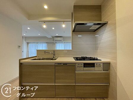 木の温もりを感じさせる質感とスッキリとしたガスコンロまわりが美しいシステムキッチンですね！心地よい光が差し込むこの場所で豊かな時間が過ごせそうです