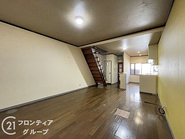 奥へまっすぐ広がる落ち着いた色合いのフローリングが心地よい開放感を醸し出す空間！インテリアの配置もしやすく家族みんなが自然と集まる穏やかなリビングダイニングですね！