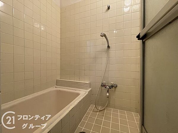 明るい色調の壁面と清潔感あふれるワイドな浴槽が心地よいリラックス空間を演出！一日の疲れをゆったりと癒やしてくれるシンプルで使いやすいバスルームとなっていますね！
