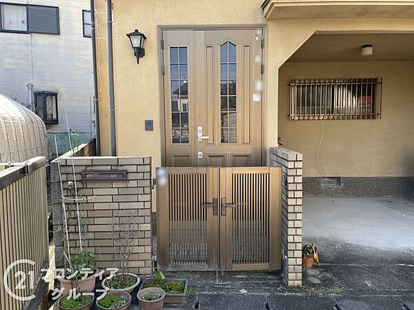 温かみのある玄関ドアと風格ある門塀が落ち着いた印象を与えてくれます！お気に入りのグリーンを添えたくなるアプローチで、毎日の出入りが楽しみになりますね！