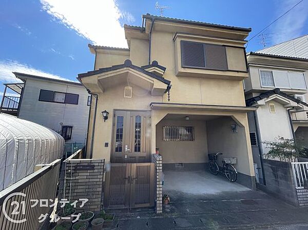 落ち着きのある優しい色合いの外壁と端正な佇まいが街並みに馴染みますね！青空に映えるしっかりとした造りで、丁寧にお手入れされてきた建物の温もりを豊かに感じられます