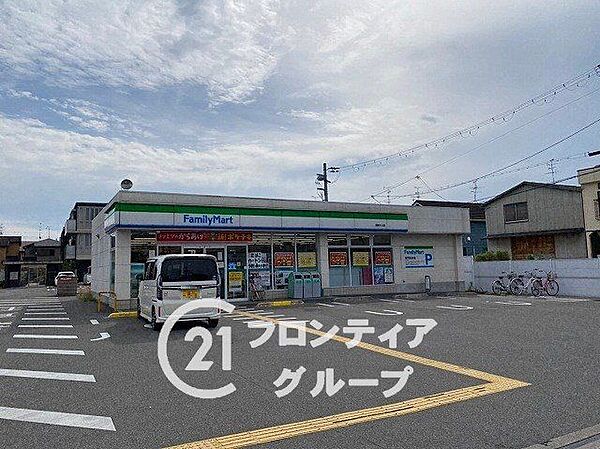 ファミリーマート城陽平川店 徒歩4分。 270m