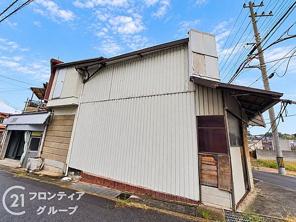 【解体前】味わい深い風合いを残す建物と落ち着いた周辺環境が調和する街並みですね！解体を経て更地となった広大な敷地にどんな理想の住まいを建てるか胸が高鳴ります