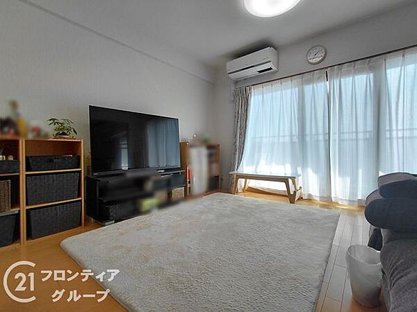明るいフローリングとワイドな窓が、お部屋全体をあたたかな温もりで包み込んでくれますね！ソファやテーブルを置いてもゆとりがあり、家族の笑顔が自然と集まる団らんの場になりますね！