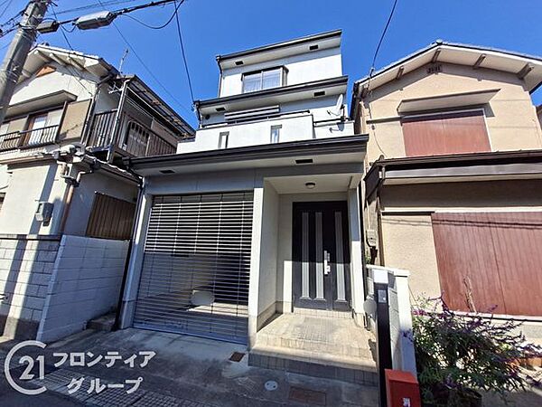 すっきりと整えられた清潔感のある外観が街並みに美しく映える佇まいですね！落ち着いた色合いのファサードが日々の暮らしに穏やかな心地よさと上質な雰囲気をあたえてくれます