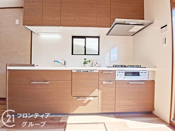 落ち着いた木目の収納と機能的なシステムキッチンが美しく調和する空間ですね！調理スペースも広々としており毎日の料理時間がより楽しく充実したものになります