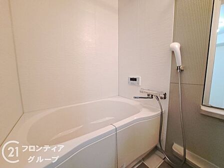 ゆったりと脚を延ばして、1日の疲れを癒せます。窓があるのでこまめに湿気を換気ができます。