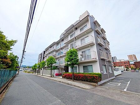 青空に映える端正な外観フォルムが街並みと美しく調和していますね!植栽の豊かな緑がやさしい彩りを添える整然とした佇まいが毎日の暮らしを心地よく彩ってくれます