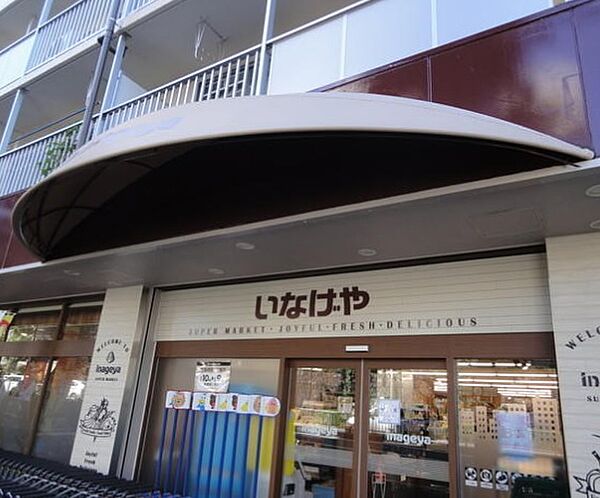野菜の種類も多く、魚や肉も充実しています。総菜コーナーも陳列が工夫されており買い物しやすいです。