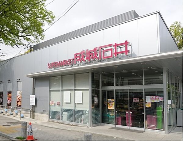◇毎日の食卓に必要な野菜や肉・魚、お惣菜がずらり！サクッと買い物が整う、街の頼れるスーパーです。