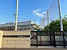 周辺：通学路は穏やかな住宅街の中の道なので、お子さんの通学も安心。