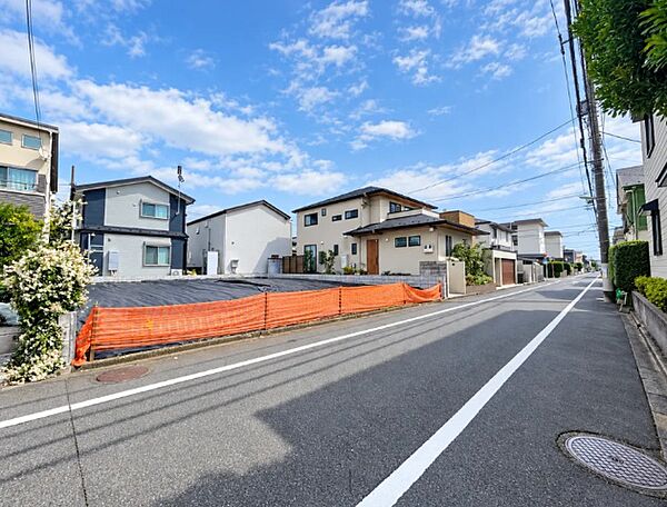 ゆったりとした道路に接しております。お車の運転はもちろんの事、対面側のお宅までの距離も離れているので、開放的かつプライバシーが確保された建物が建築可能です。