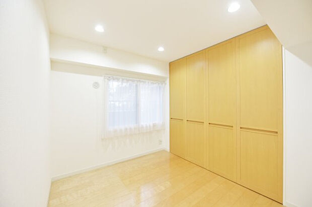 約4.5帖の洋室2室は独立性が高くプライベート空間に最適です。各居室に収納量の大きいクローゼットもあります。