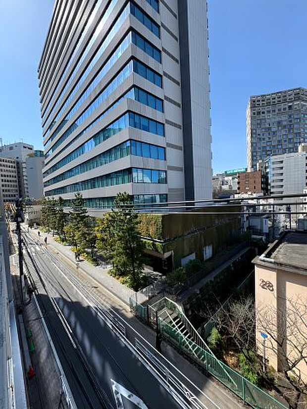 バルコニーから西側方面、渋谷CASTのはす向かい立地です。正面も抜けています。
