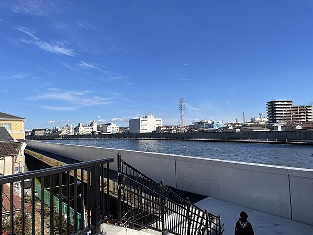歩いてすぐに隅田川があり、オススメの散歩コースです。
