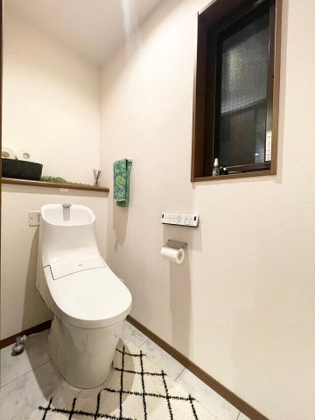 清潔な温水洗浄便座付のトイレです。