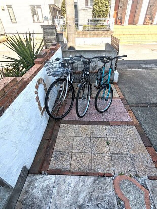 自転車置き場　バイクも駐輪可能な広々スペースです
