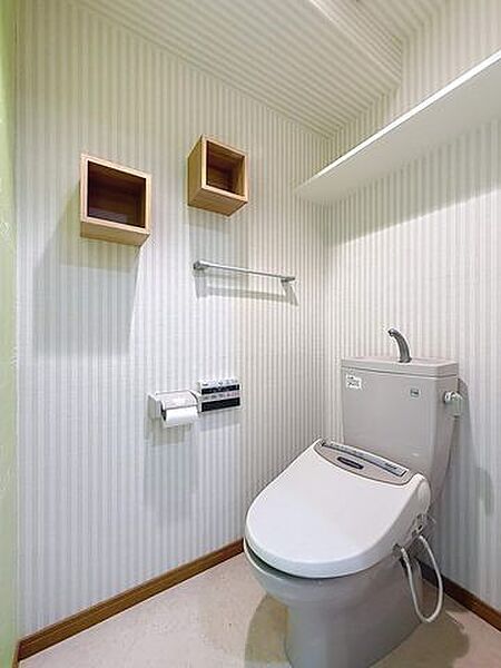 温水洗浄暖房便座。上部に収納があるのでトイレットペーパー等のストックに便利。