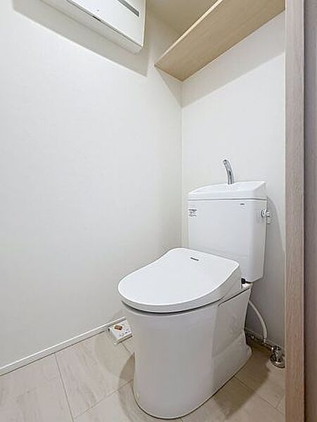 温水洗浄暖房便座。上部に収納があるのでトイレットペーパー等のストックに便利。