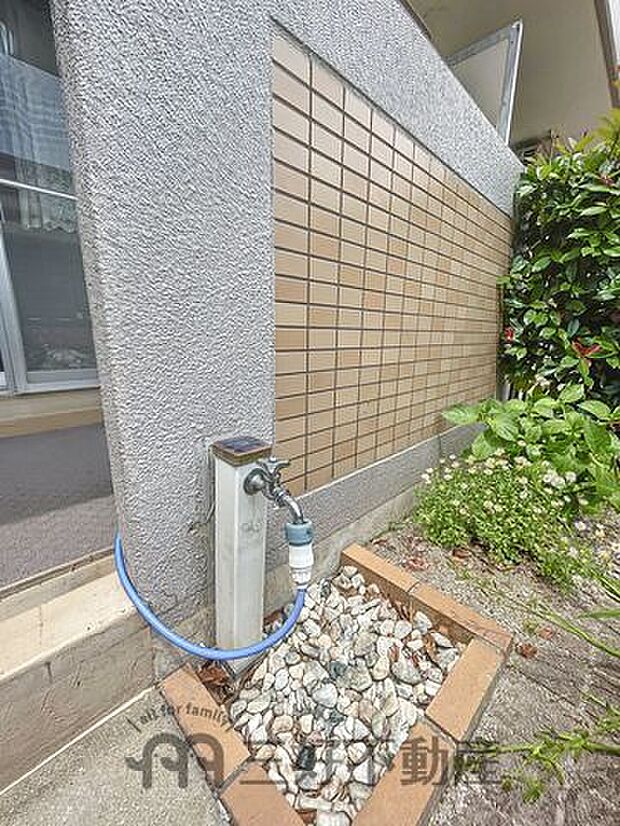 専用庭にはもちろん屋外水栓も。夏には子供用プールも☆