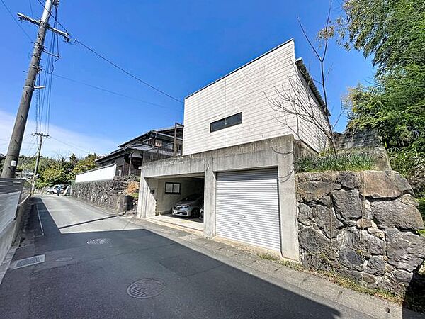 車庫上部には納屋もございます