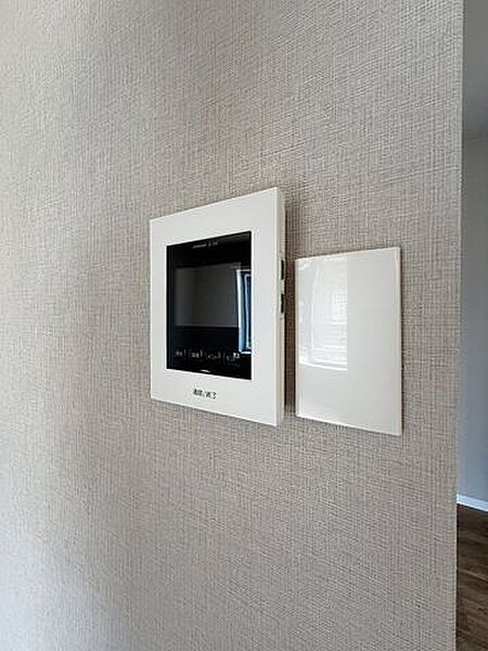 モニター付インターフォンなので訪問者の確認をして対応することが可能です。