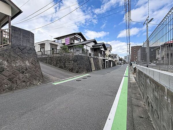 周辺は閑静な住宅街です。