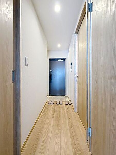 家族を出迎えてくれる明るい玄関。