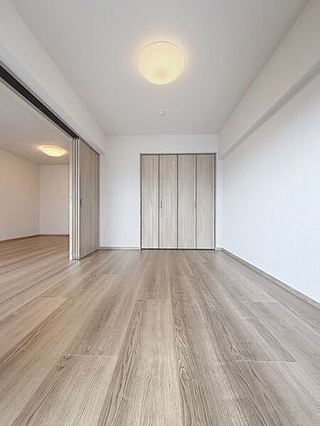 洋室の扉を開けリビングと一体として使用することで広々20.3帖のリビングとして利用できます。