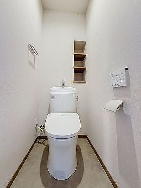 温水洗浄暖房便座。上部に収納があるのでトイレットペーパー等のストックに便利。
