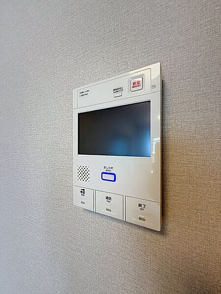 モニター付インターフォンなので訪問者の確認をして対応することが可能です。