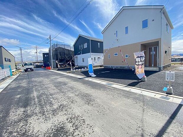 前面道路もゆったり幅で駐車も楽々です♪車通りも少なく、お車の入出庫も楽々です。（昭和町西条　新築建売物件）