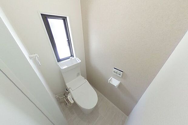 ●2階お手洗い●アクセントクロスで落ち着くトイレ空間に。トイレも新品交換済みです。手洗いタンク、タオル掛け、ウォシュレット機能付きのお手洗いです。（笛吹市石和町唐柏　中古戸建）