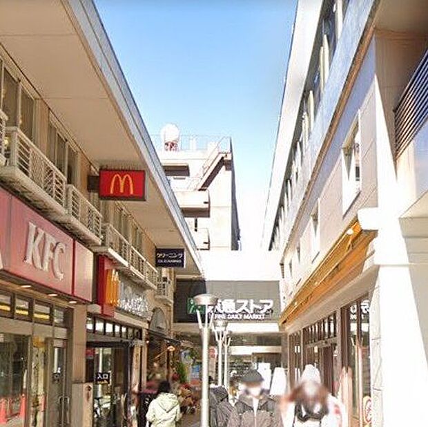 京急ストア 平和島店スーパー営業時間10時から23時まで京急平和島駅高架下にあり、仕事帰り等に立ち寄れる。 720m