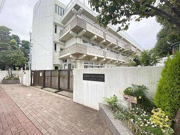 山王小学校関東大震災のあと小学校が設置されることになった。校地は井上馨の別荘地を譲り受け、入新井第一尋常小学校から分離する形で1925年に開校、2015年に開校90周年を迎えた。 300m