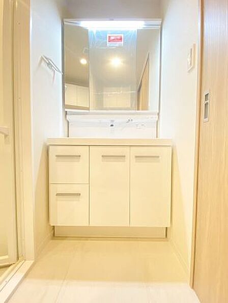 3面鏡付きで身支度も快適