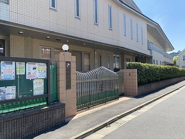 六郷幼稚園六郷幼稚園　教育目標を『礼儀正しい　明るい　素直な子丈夫な身体の子　思いやりのある子考える子　表現の豊かな子』と掲げています。預かり保育は17：30までです。 1000m